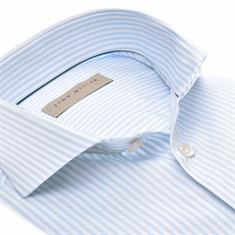John Miller Lichtblauw gestreept tailored fit strijkvrij overhemd
